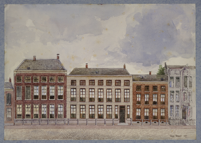 31680 Afbeelding van de voorgevels van de huizen Drift 25 (rechts)- 29 (gedeeltelijk) te Utrecht, waarvan het witte ...